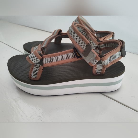 Teva Women's Olive Flatform Universal Mesh Print Strappy Sandals | Size 9 - Picture 1 of 7